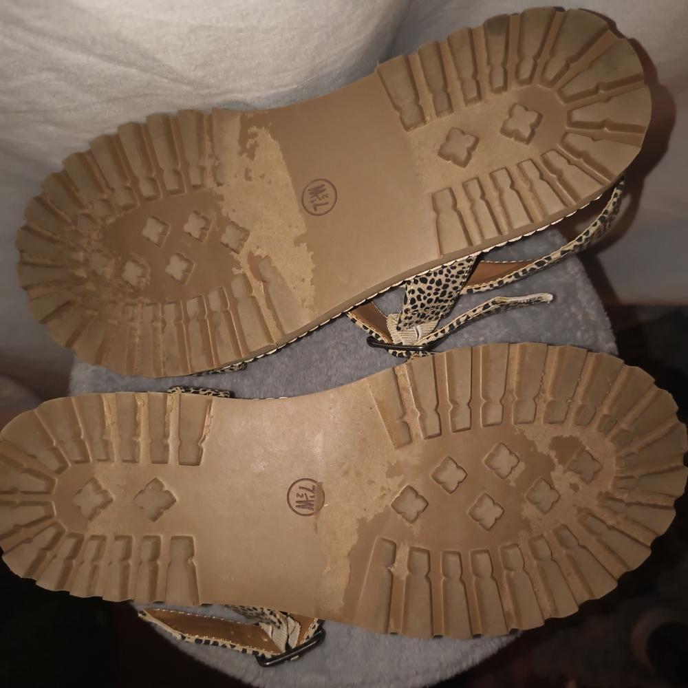 Universal Thread Tan and Black Strappy Sandals - Picture 5 of 6